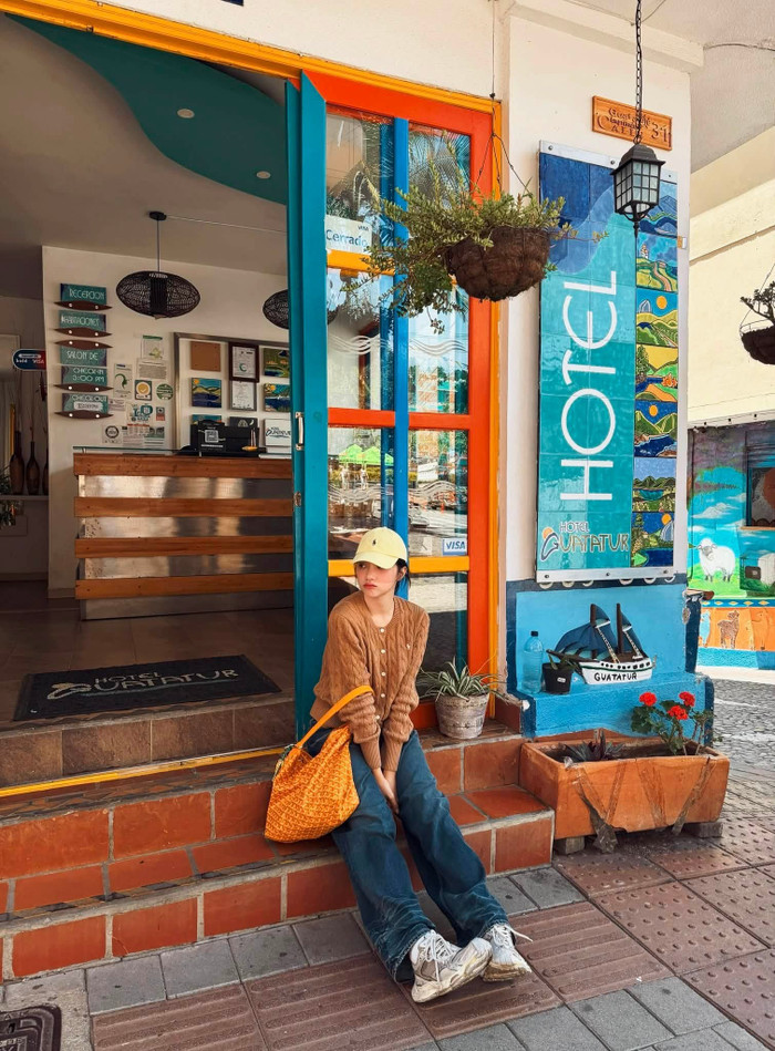 Không cần váy áo lộng lẫy, Hoa hậu Hương Giang vẫn tỏa sáng với visual cuốn hút ở Colombia. (Nguồn: FBNV)