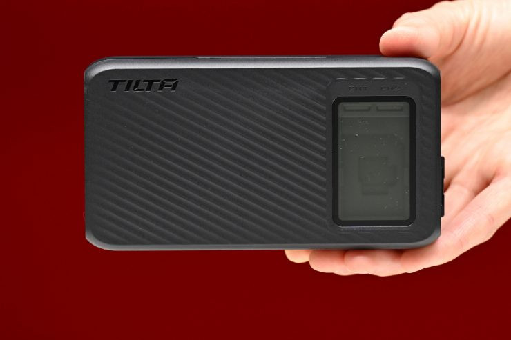 Kích thước thực tế của Tilta TBC-ARC-FZ100 trên tay người dùng
