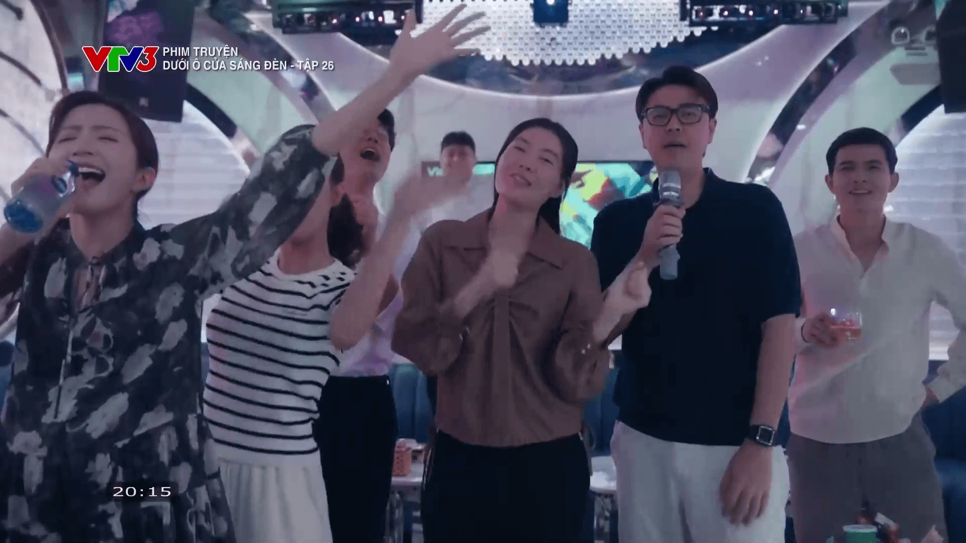 Cả nhóm đi karaoke trong tập 26 phim Dưới ô cửa sáng đèn