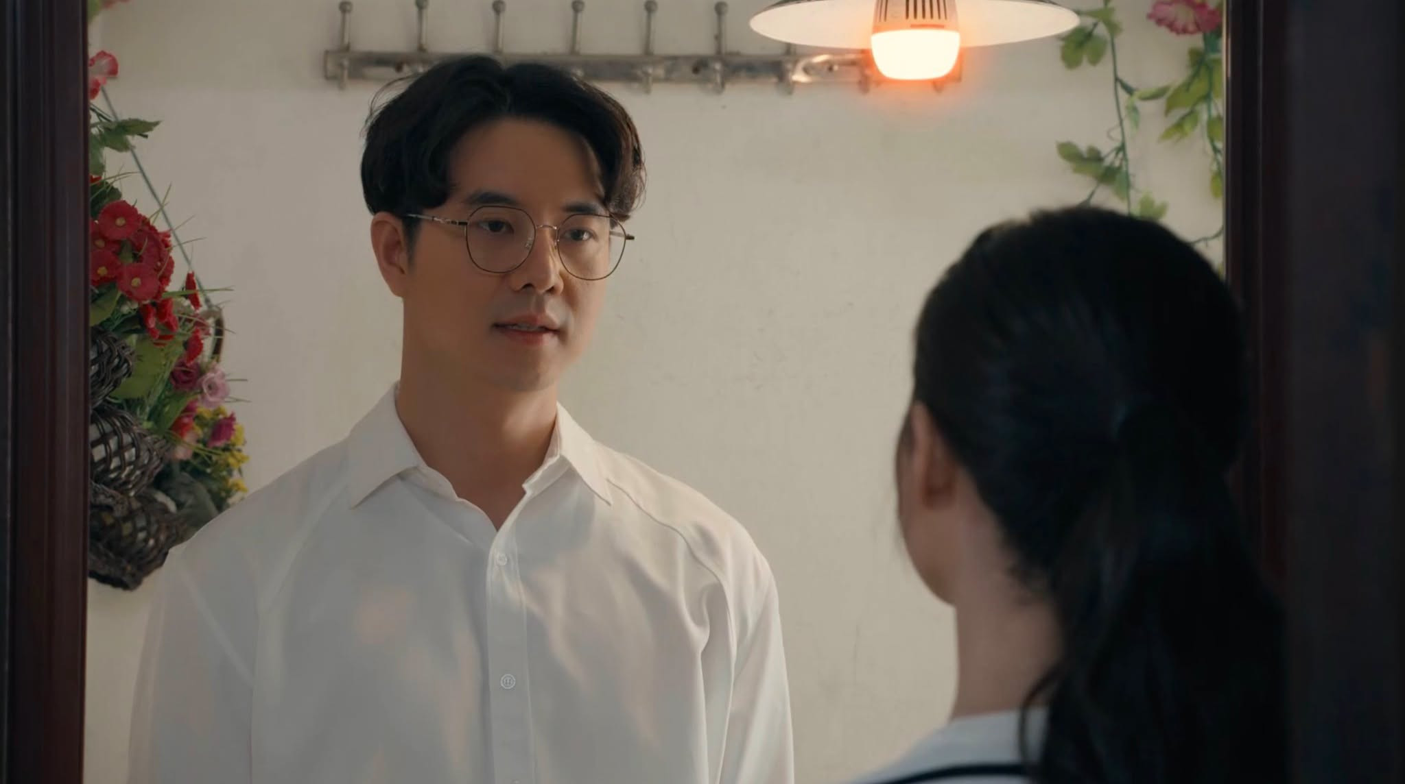 Sinh và Sơn trong bữa ăn tại khu tập thể tập 26 Dưới ô cửa sáng đèn