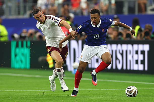 Fabian Ruiz điều tiết bóng