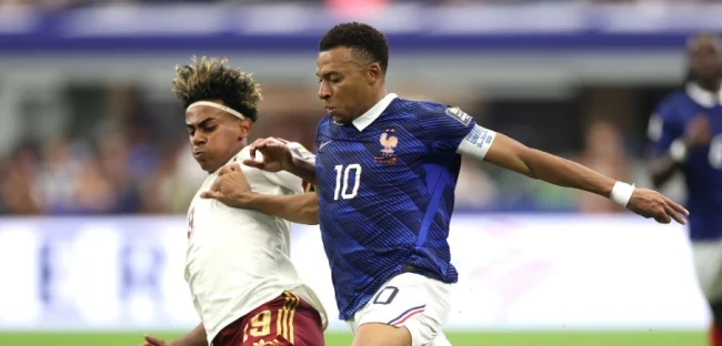 Mbappe thi đấu nhạt nhòa trước hàng thủ Tây Ban Nha.