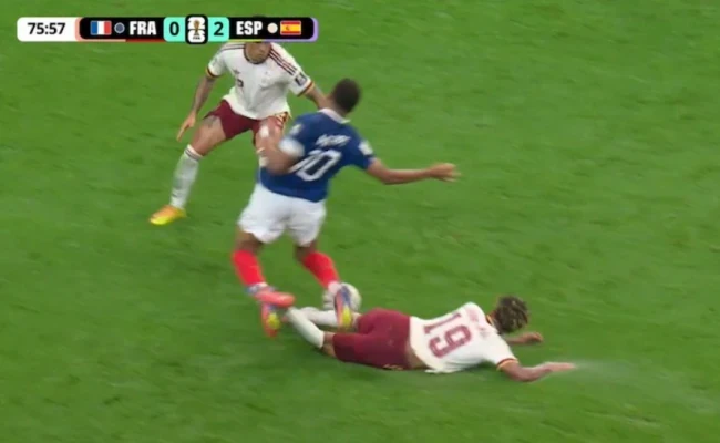 Lamine Yamal có pha xoạc bóng từ phía sau khiến Mbappe ngã gục.