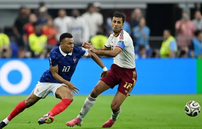 Tình huống gây tranh cãi xuất hiện trong hiệp 2 giữa Yamal và Mbappe.