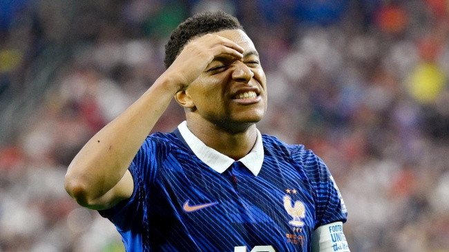 HLV Didier Deschamps phẫn nộ bên ngoài đường biên.
