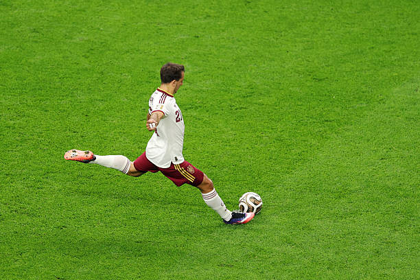 Mikel Oyarzabal thực hiện quả phạt đền