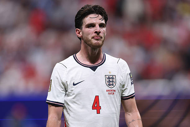 Declan Rice nỗ lực ở tuyến giữa tuyển Anh