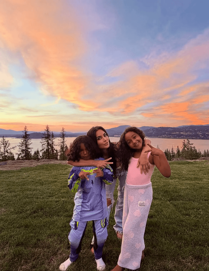 Kim Kardashian vui vẻ bên các con trong kỳ nghỉ hè.