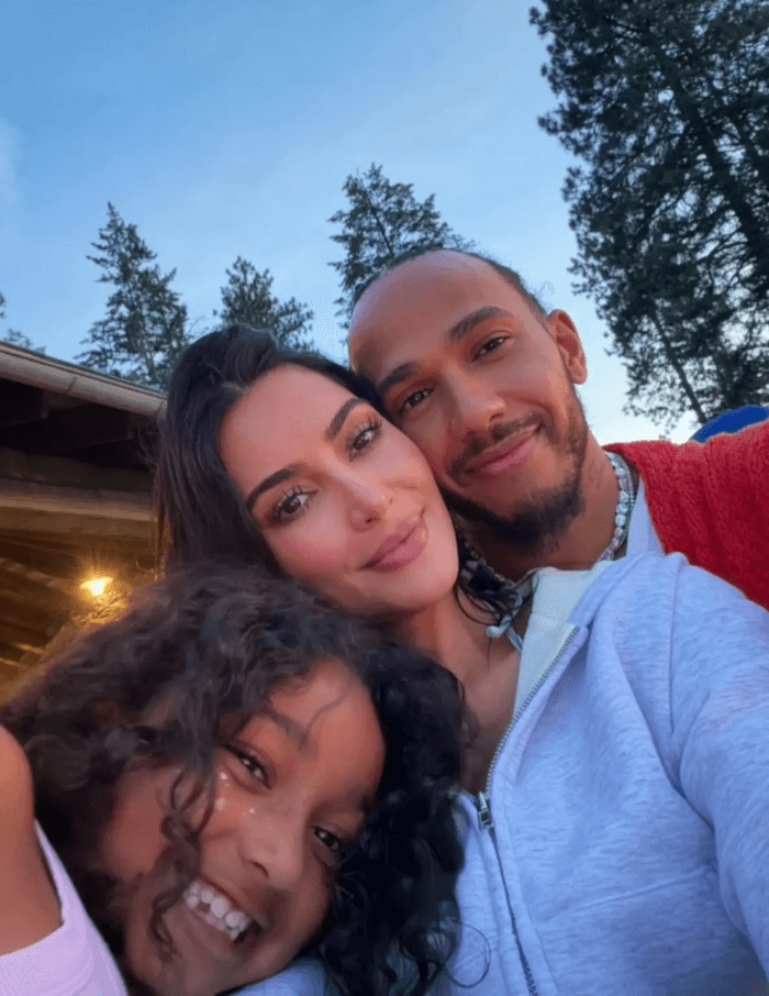 Hình ảnh Lewis Hamilton xuất hiện trong bài đăng của Kim Kardashian.