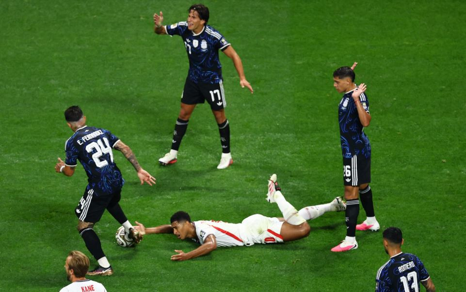 Các cầu thủ Anh gặp nhiều khó khăn trước lối chơi tiểu xảo của Argentina.