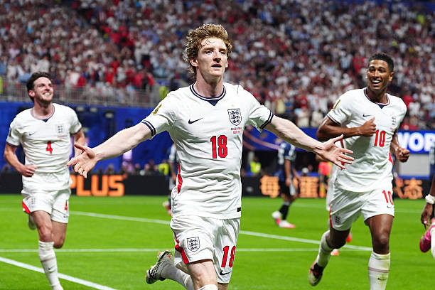 Anthony Gordon ăn mừng bàn thắng vào lưới Argentina