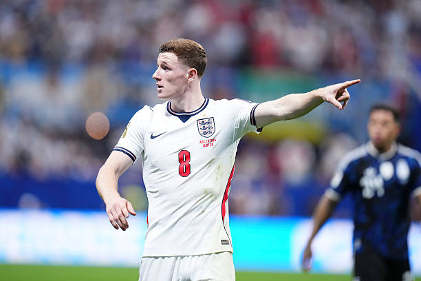 Elliot Anderson tranh chấp bóng với Lionel Messi