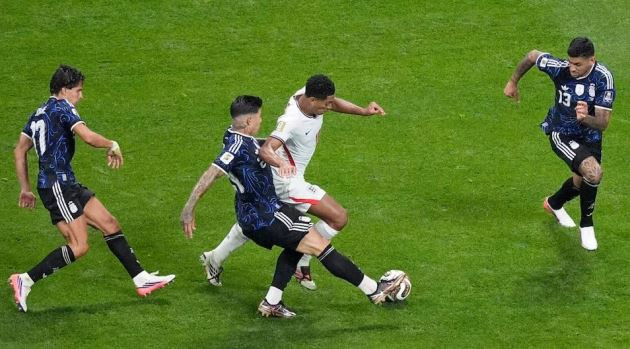 Jude Bellingham bị các cầu thủ Argentina vây quanh và gây áp lực.
