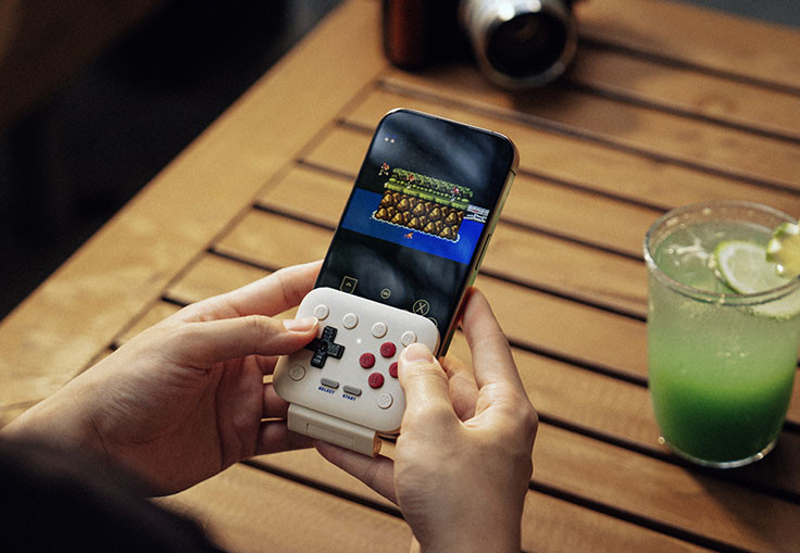 Tay cầm 8BitDo FlipPad kết nối với smartphone qua cổng USB-C