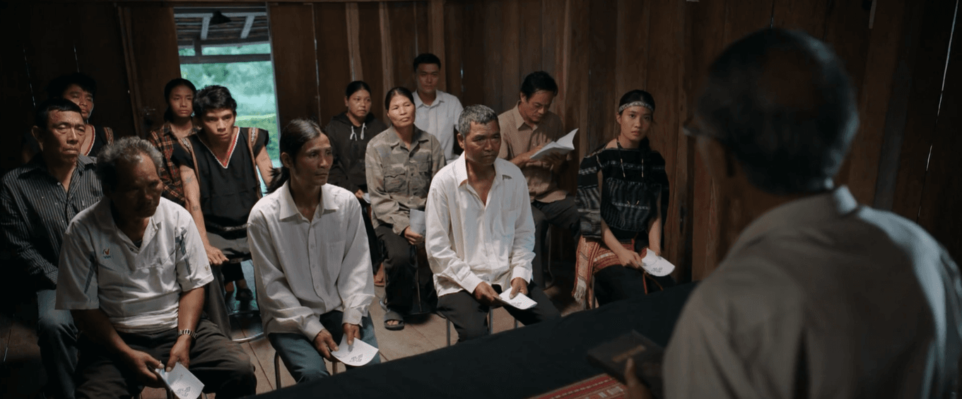 Cuộc đối thoại căng thẳng giữa Tuấn và Già làng Đinh Rin về việc bảo tồn văn hóa làng.