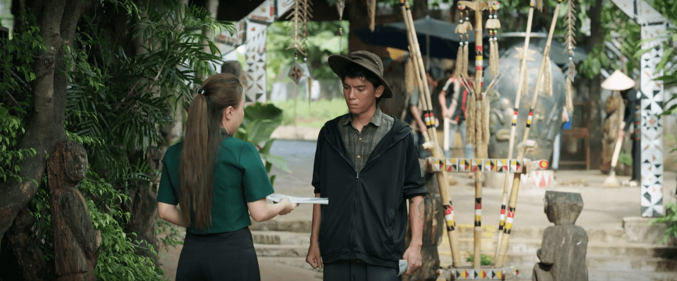 A Dũi bị các đối tượng xấu lôi kéo và đưa vào rừng sâu.