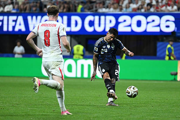 Enzo Fernandez tung siêu phẩm sút xa sau đường kiến tạo của Lionel Messi, giúp Argentina gỡ hòa 1-1 trước Anh.