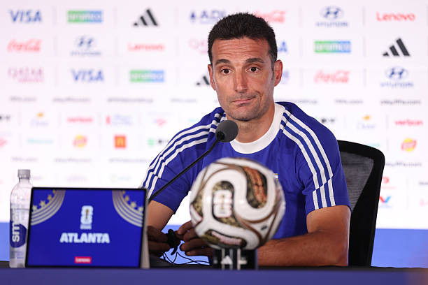 HLV Lionel Scaloni quan sát trận đấu và đưa ra các chỉ đạo chiến thuật.