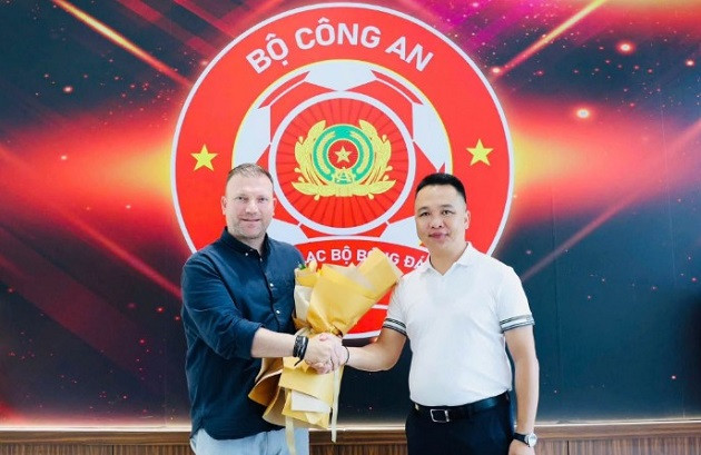 HLV Diles Athanasios Arthus chính thức ra mắt CLB CA TPHCM.