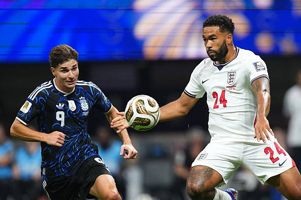Reece James thi đấu chắc chắn bên hành lang cánh