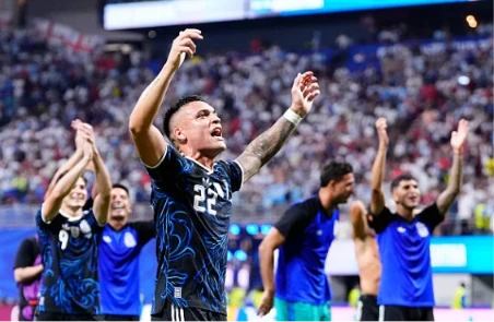Lautaro Martinez ăn mừng bàn thắng quyết định đưa Argentina vào chung kết