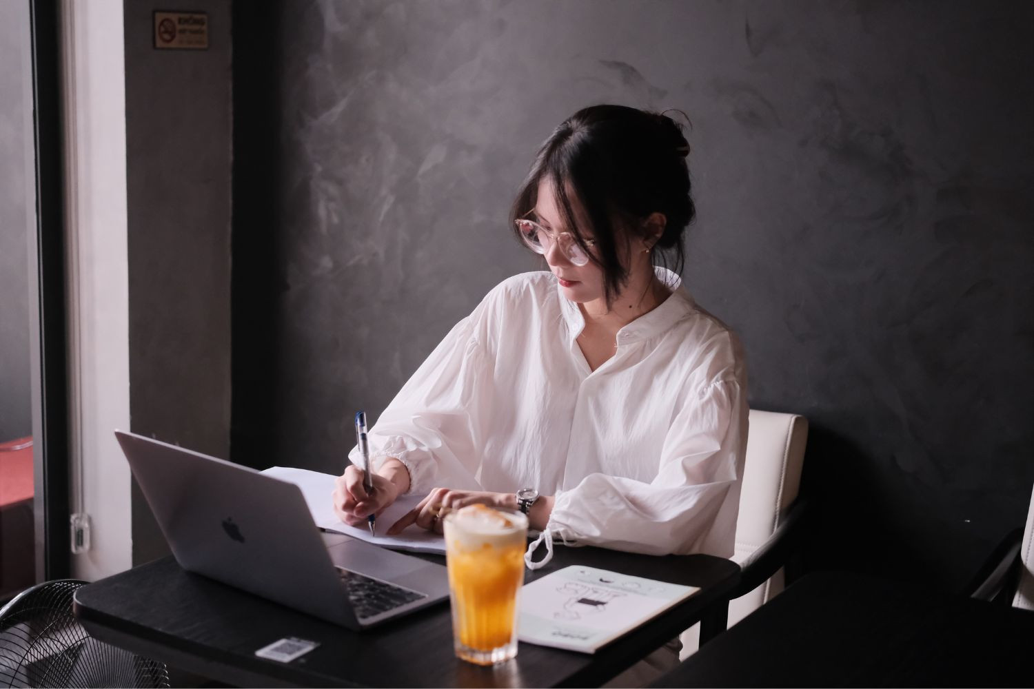 Áp lực không tên: Người trẻ đang phải đối diện với điều gì?