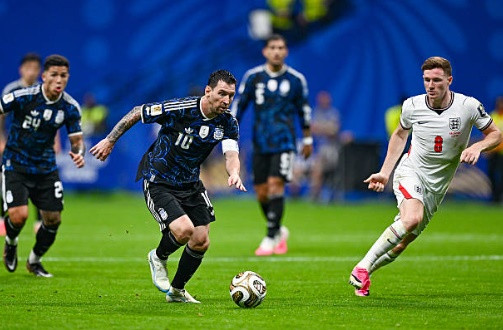 Sự thay đổi về vị trí của Messi khiến hệ thống phòng ngự của Anh bị rối loạn