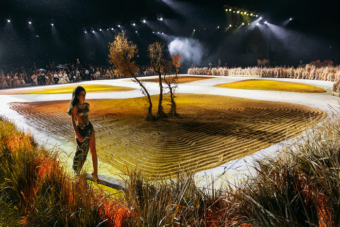 Hoa hậu Ý Nhi catwalk trên nền sân khấu đặc biệt.