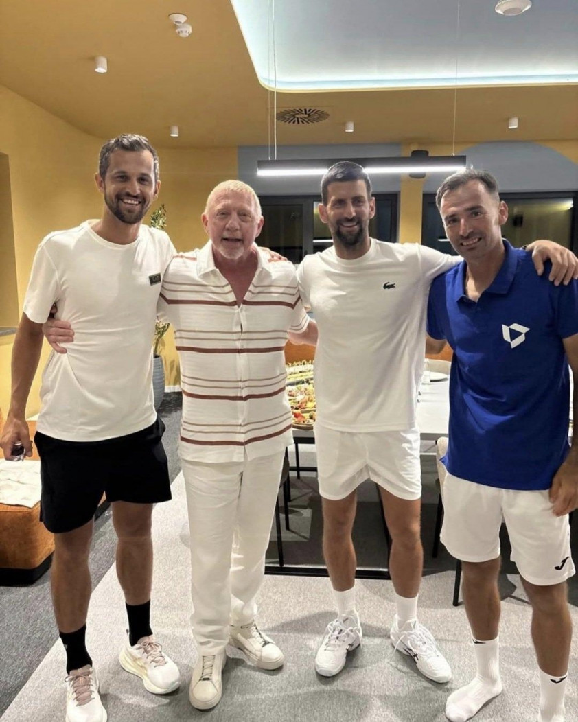 Djokovic cùng các đồng nghiệp tại sự kiện khánh thành trung tâm quần vợt của Ivan Dodig