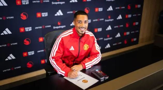 Youri Tielemans rạng rỡ trong ngày ra mắt Manchester United sau bản hợp đồng trị giá 35 triệu bảng.
