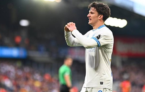 Christos Tzolis trong màu áo thi đấu, chuẩn bị gia nhập Arsenal