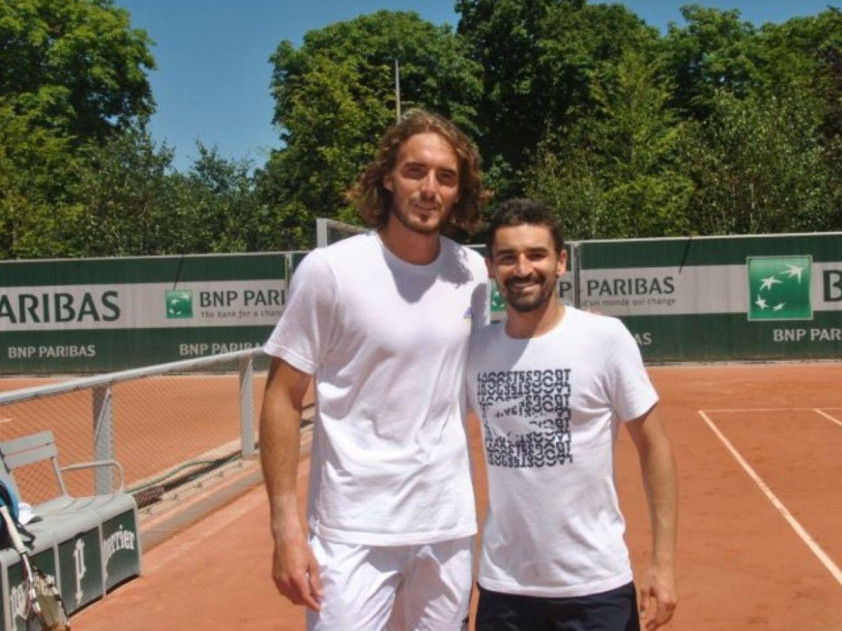 Samuel Bensoussan chung khung hình với siêu sao Stefanos Tsitsipas