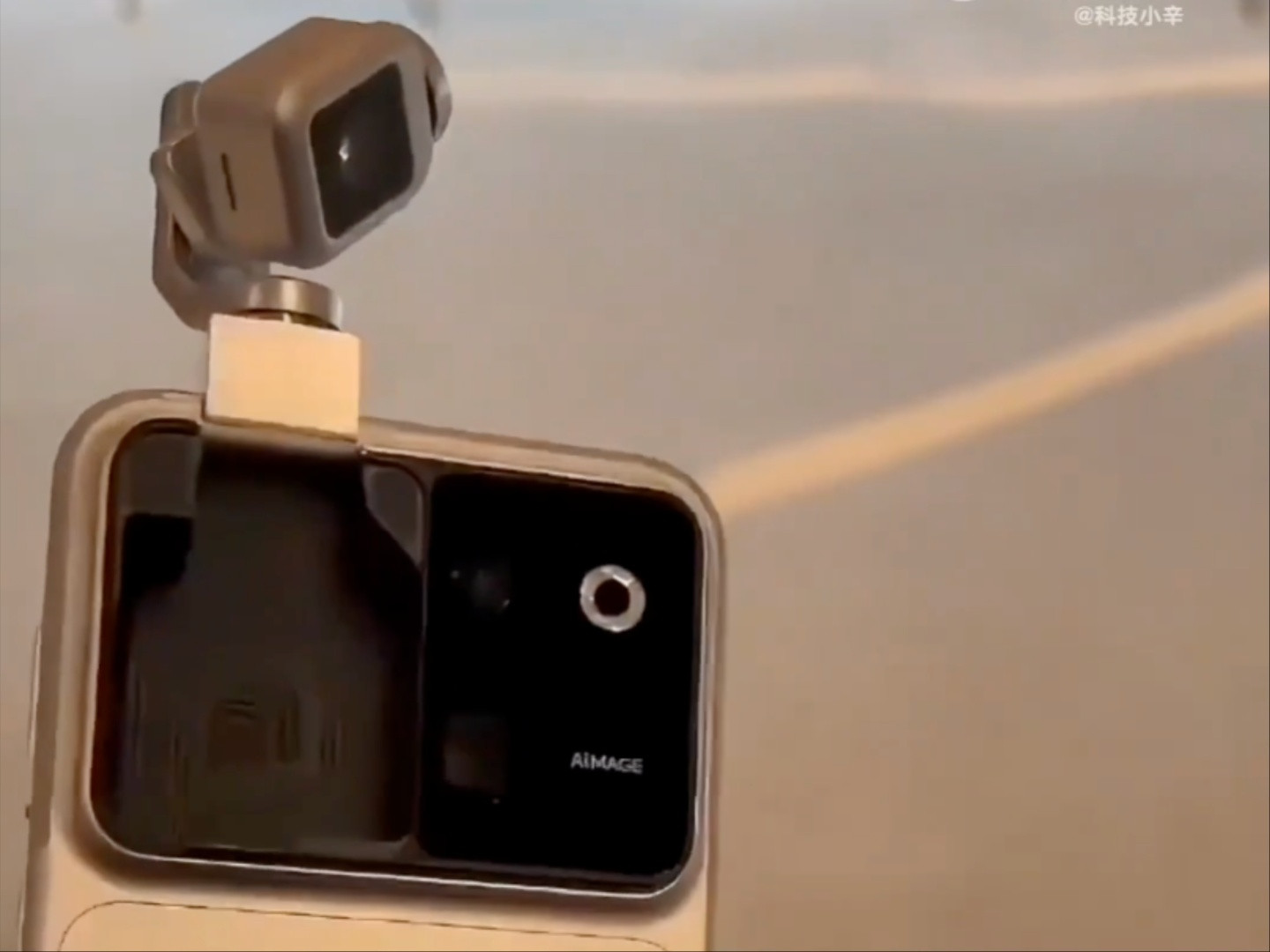 Video thực tế Honor Robot Phone cho thấy cơ chế gimbal camera đang hoạt động.