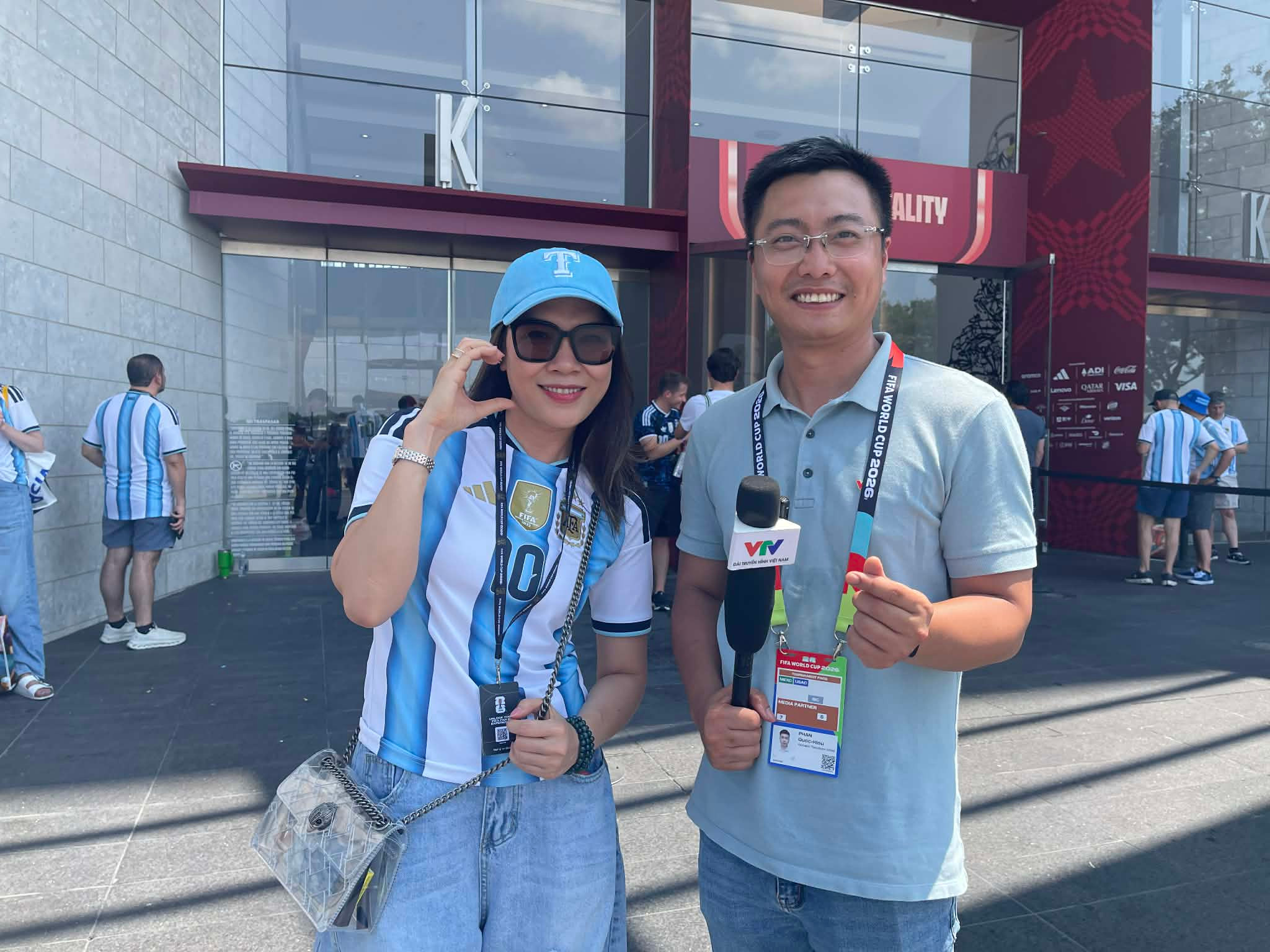 Phóng viên Quốc Hiếu phỏng vấn ca sĩ Mỹ Tâm tại World Cup 2026
