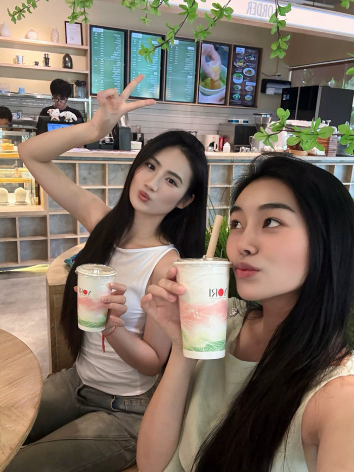 Hoa hậu Ý Nhi và Hoa hậu Yến Nhi rạng rỡ trong buổi gặp mặt đời thường.