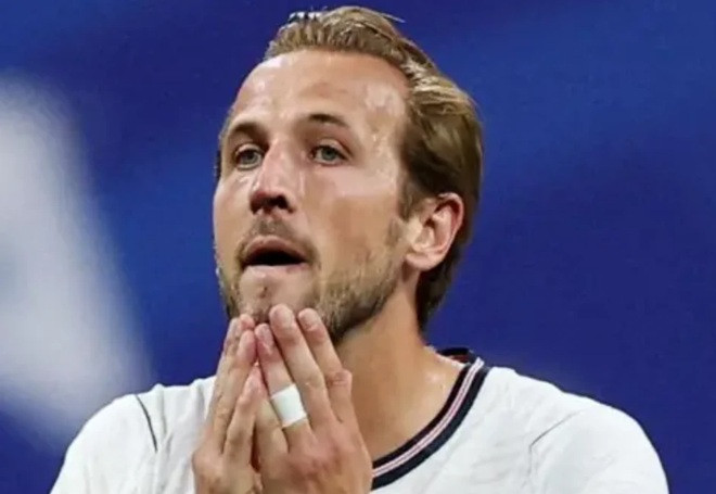 Harry Kane buồn bã sau trận thua 1-2 trước Argentina.