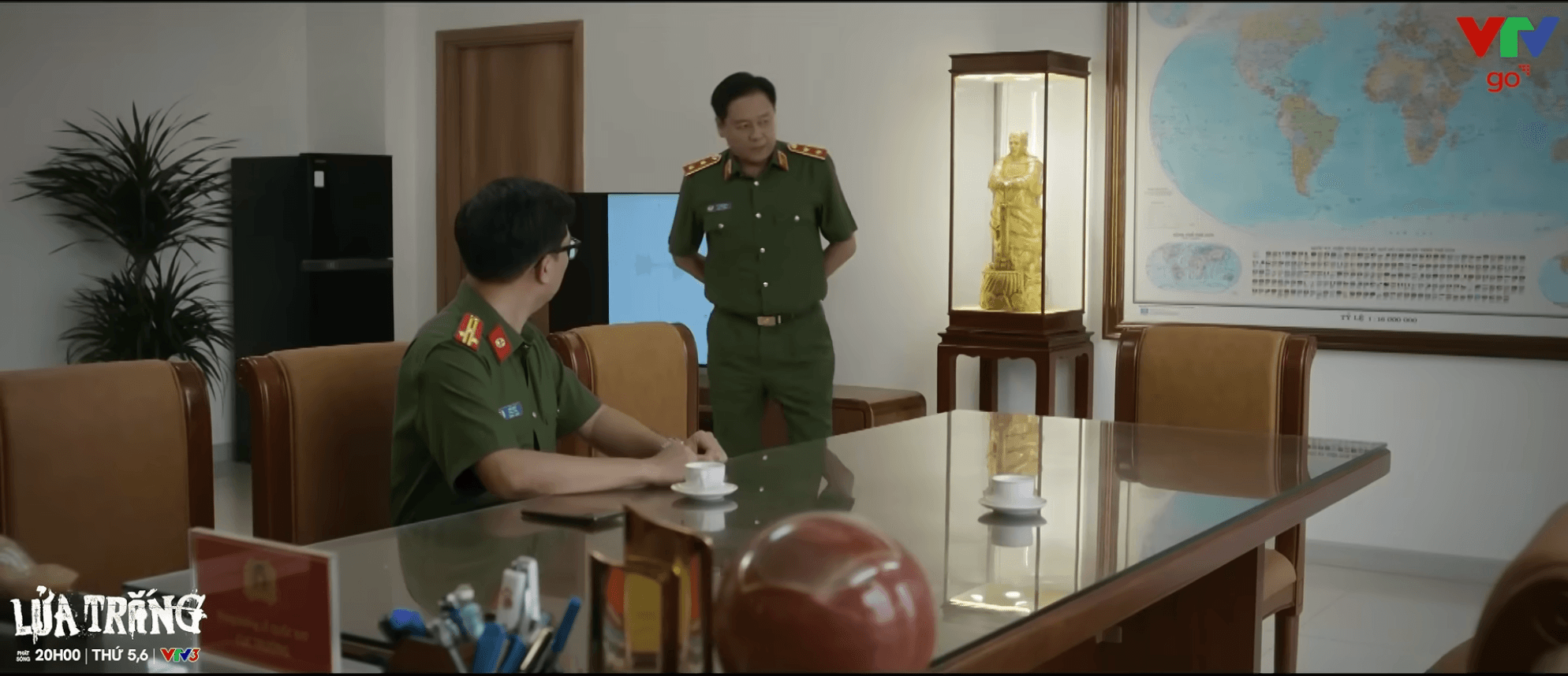 Ai là kẻ nội gián?