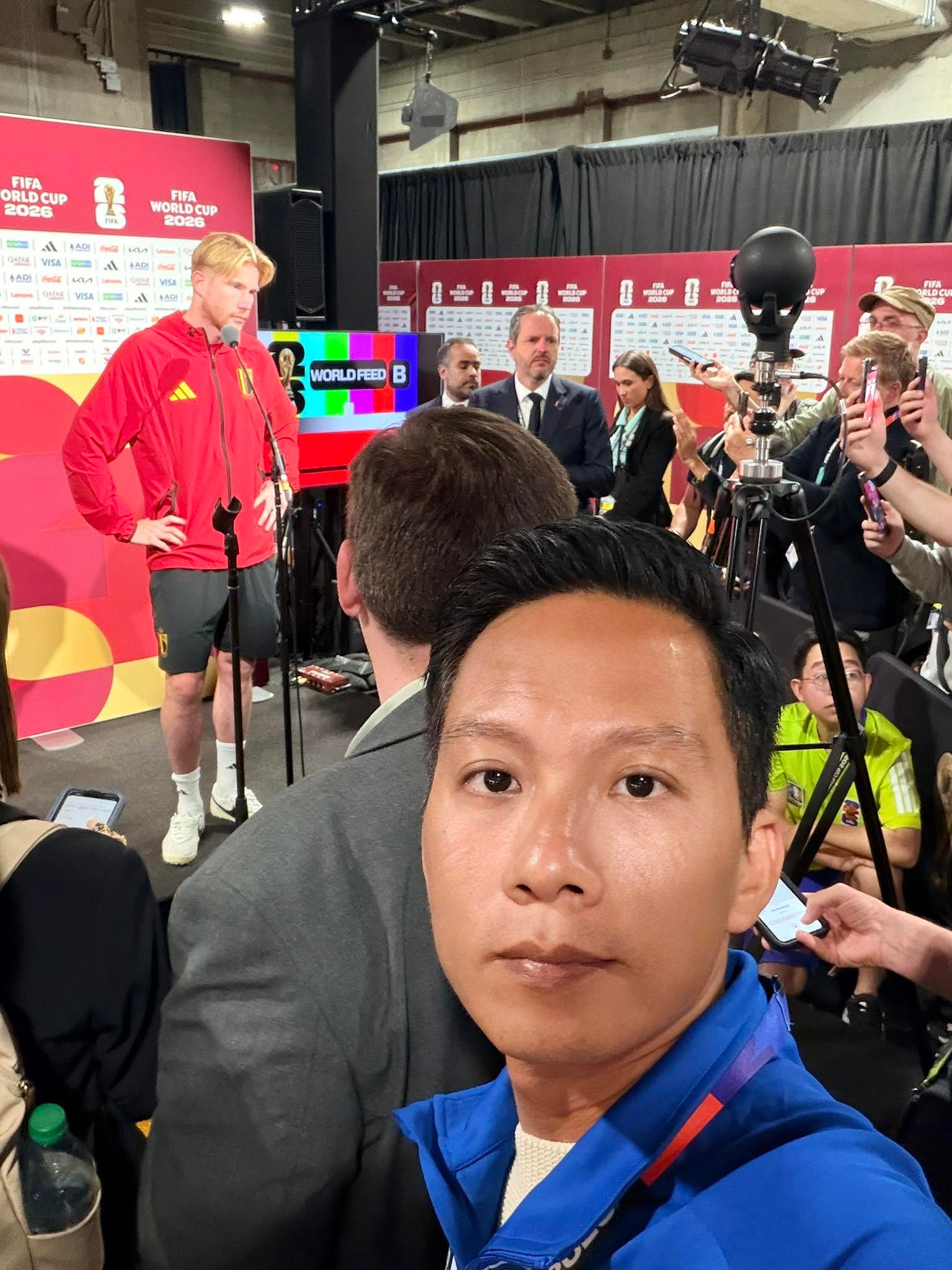 Phóng viên Trần Thành tác nghiệp tại hiện trường World Cup
