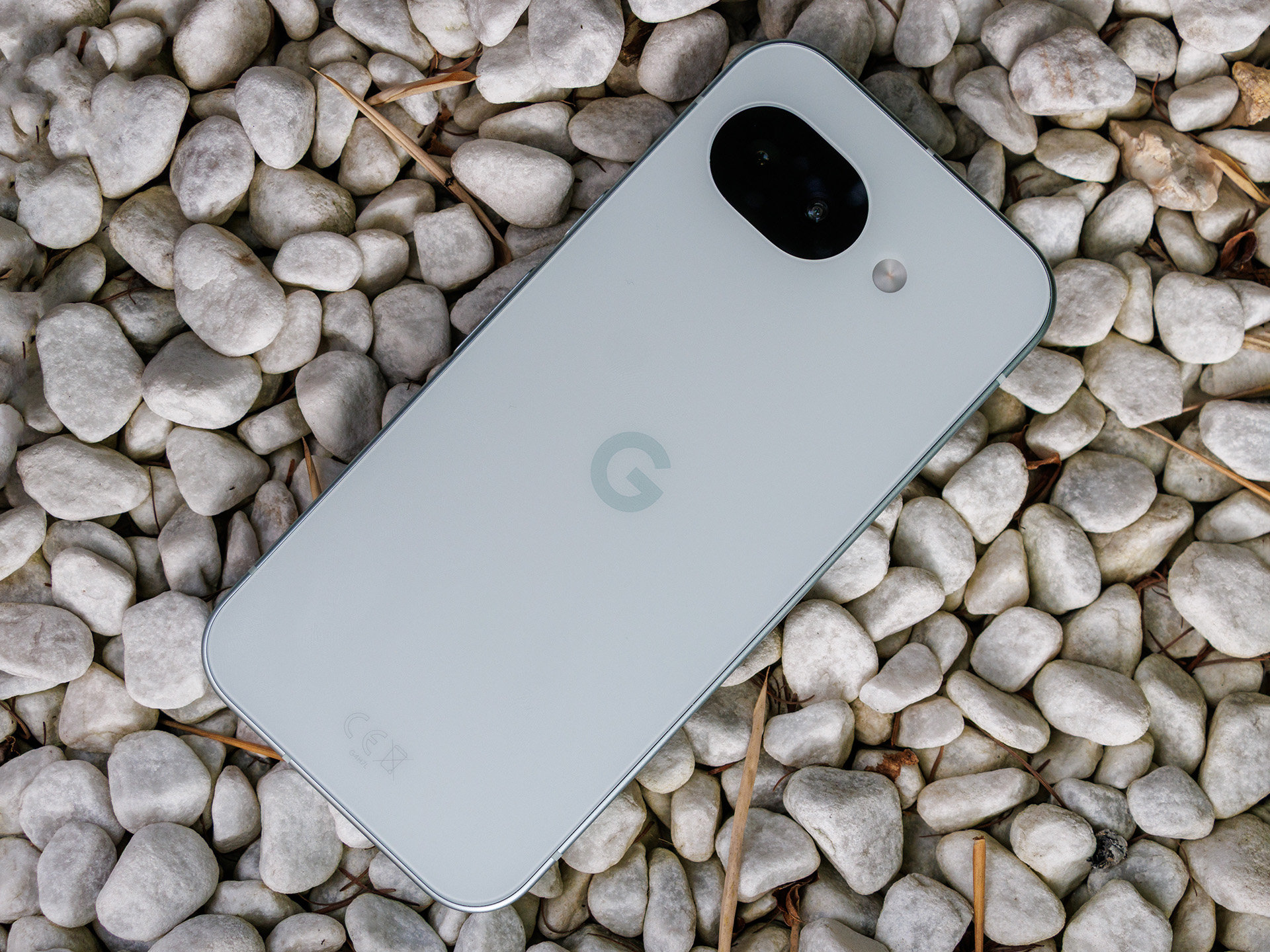 Google Pixel 10a phiên bản màu trắng làm tiền đề so sánh cho Pixel 11a