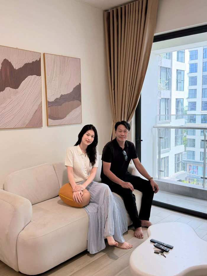 Hoa hậu Thiên Ân và ba trong căn hộ mới hiện đại