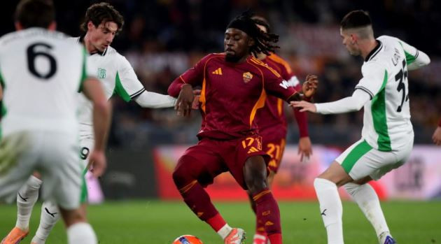 Manu Kone là mục tiêu hàng đầu của Man Utd Tiền vệ Manu Kone trong màu áo AS Roma