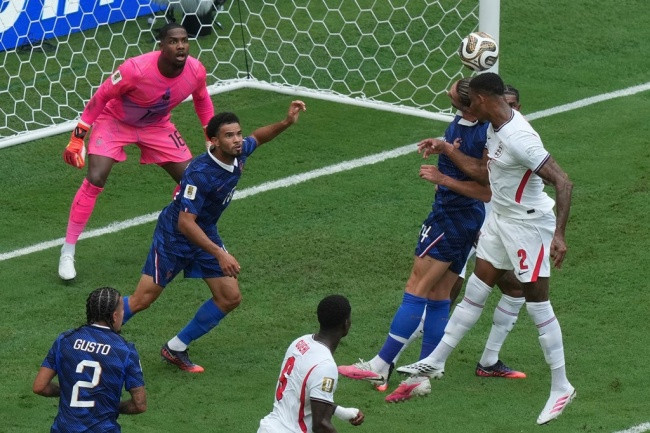Ezri Konsa ăn mừng bàn thắng nâng tỷ số lên 2-0.