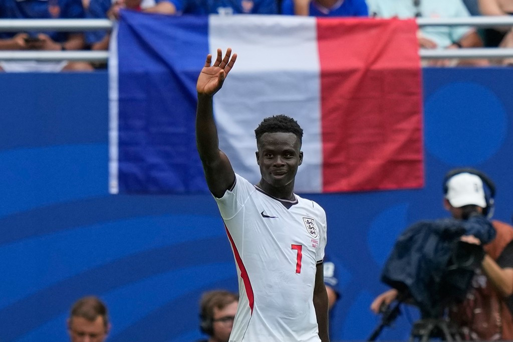 Bukayo Saka tỏa sáng rực rỡ với cú hat-trick vào lưới tuyển Pháp.