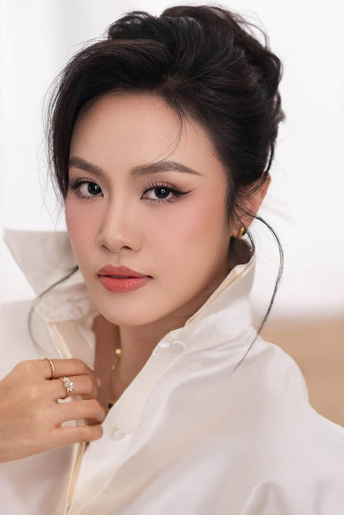 Á hậu Thủy Tiên gây chú ý với diện mạo mới đầy sang trọng.