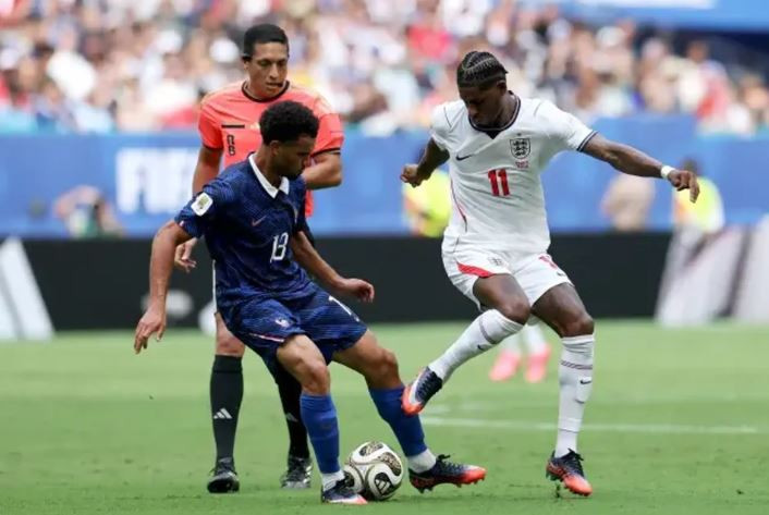 Zaire-Emery hoàn toàn bị lỡ đà sau pha xử lý của Rashford