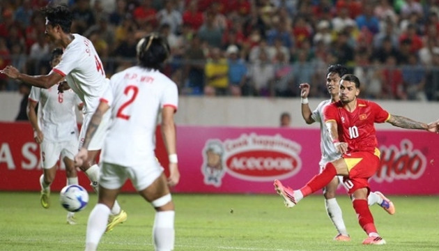 Hoàng Hên ghi bàn đẹp mắt vào lưới Myanmar. (Ảnh: Hà Nội FC)