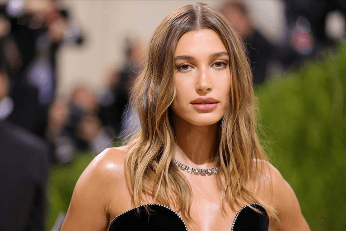 Hailey Bieber thực hiện liệu pháp massage dẫn lưu bạch huyết để giảm sưng phù.