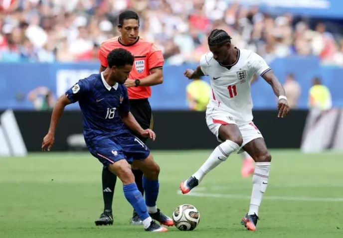 Marcus Rashford nhận bóng bên cánh trái trước khi thực hiện pha xử lý kỹ thuật đối với Zaire-Emery
