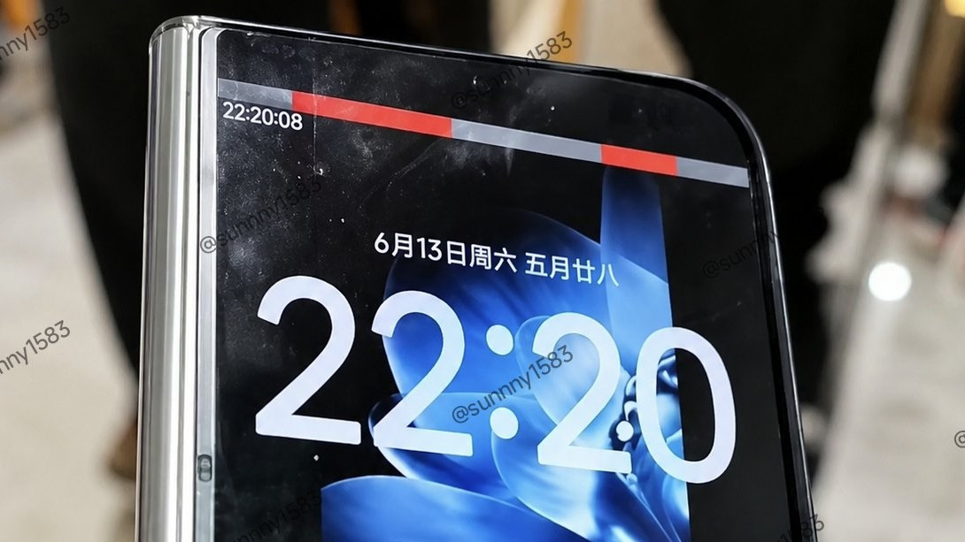 Hình ảnh thực tế Xiaomi Mix Fold 5 chạy HyperOS 4 với thiết kế màn hình rộng hơn.