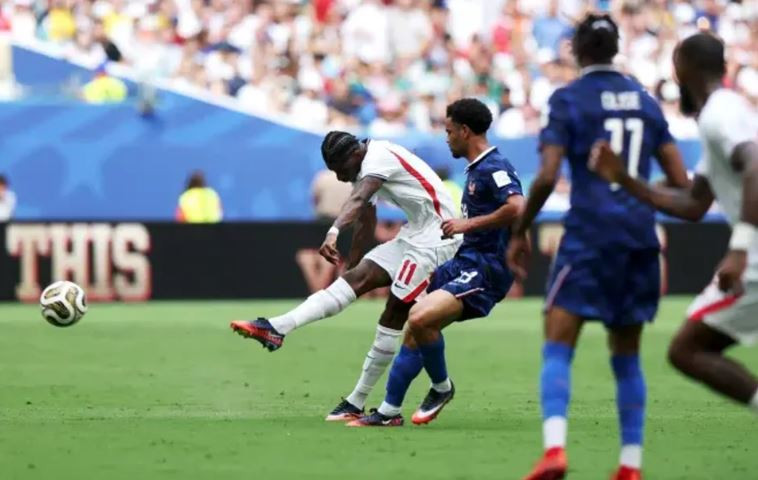 Cú dứt điểm uy lực của Rashford buộc Mike Maignan phải cứu thua